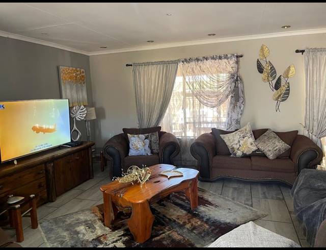 2 BEDROOM TOWNHOUSE FOR SALE IN VANDERBIJLPARK SW 5